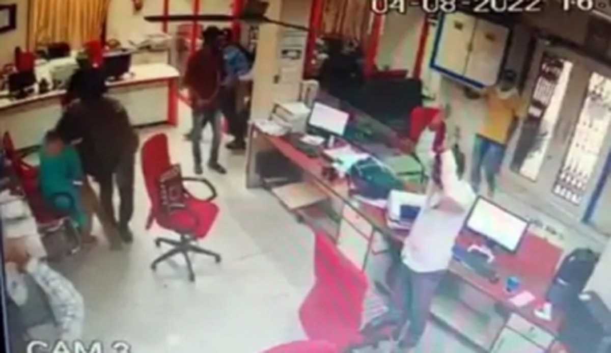 यूनियन बैंक की गुजरात शाखा से लुटेरों ने 44 लाख रुपये लूटे, एक गिरफ्तार